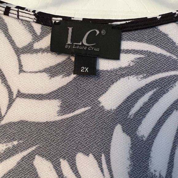LC By LAURA CRUZ 2X ZIP NECKLINE SHORT SLEEVE BLACK & WHITE TOP - Picture 2 of 8